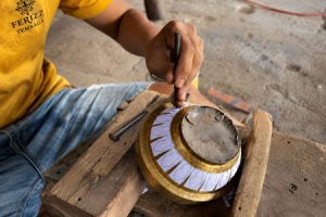 Proses handmade kerajinan tembaga dan kuningan di workshop Tumang, Cepogo, Boyolali
